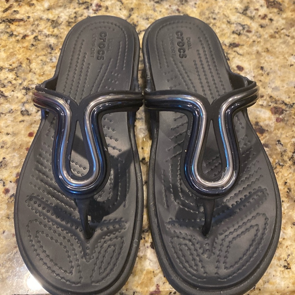 New Crocs Flip flops Sz 7w